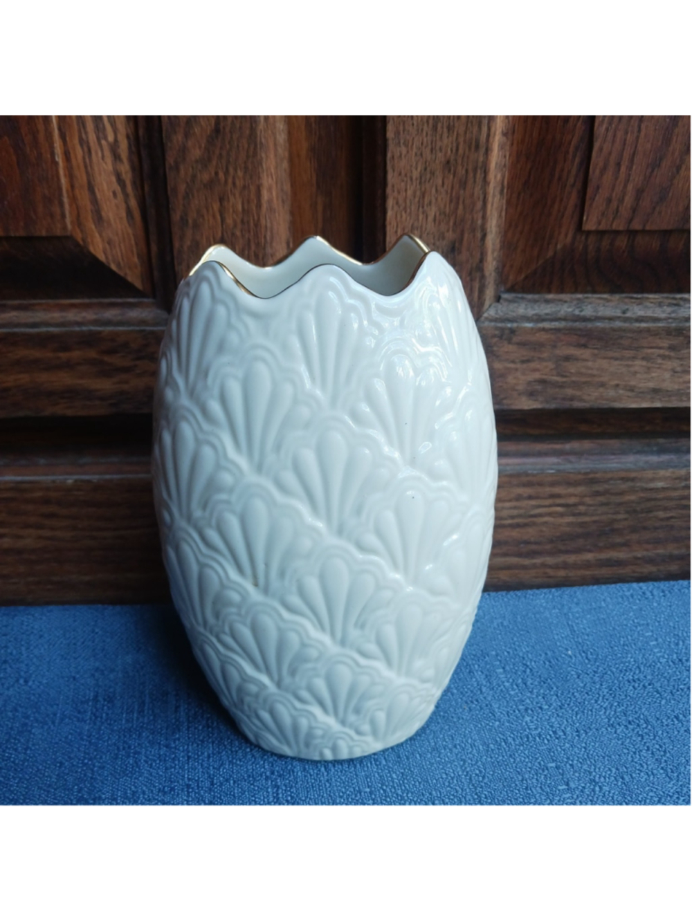Vtg Lenox Ivory Jacquard Porcelain Vase 6.5" Gold Trim Scalloped Edge USA Shells